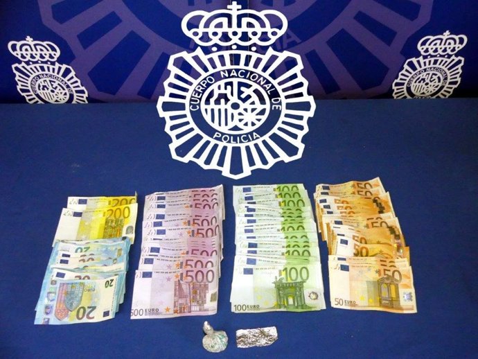 Dinero y sustancias estupefacientes intervenidos.