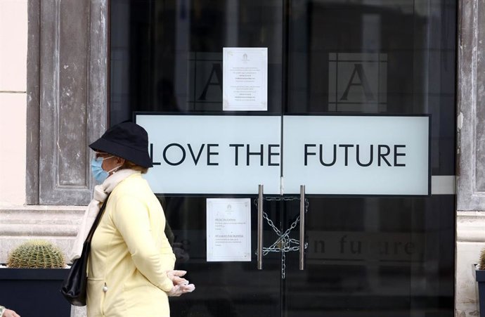 Una mujer camina por Málaga, donde va protegida por una mascarilla por el virus COVID-19.- Málaga a 14 de mayo del 2020