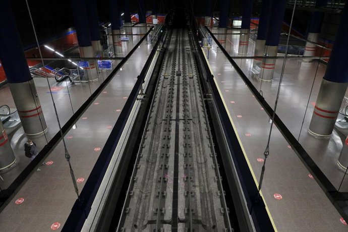 Andenes con señales en el suelo en las que se recuerda mantener la distancia interpersonal en la estación de Metro de Mar de Cristal.