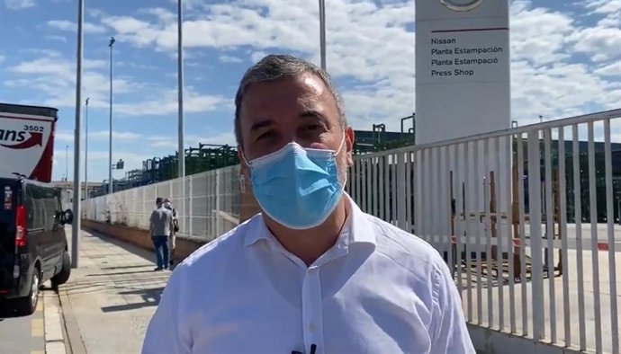 El primer tinent d'alcalde de Barcelona, Jaume Collboni, davant la planta de Nissan a Montcada i Reixac (Barcelona) aquest dilluns