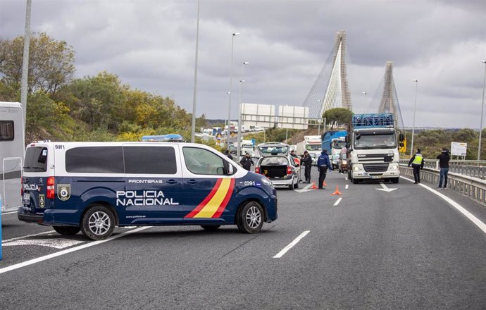 Controles en el Puente Internacional del Guadiana, frontera entre España y Portugal por Ayamonte (Huelva)