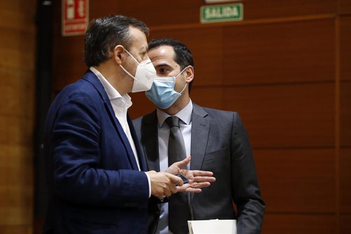 El vicepresidente regional, Ignacio Aguado y Alberto Reyero, consejero de Políticas Sociales. Archivo.