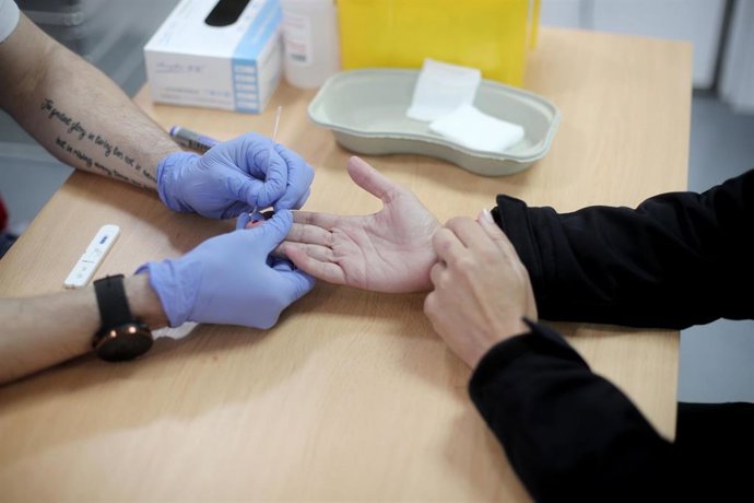 Profesional sanitario realiza una prueba diagnóstica de coronavirus (Archivo)