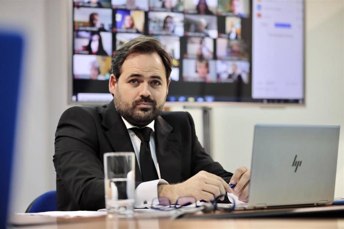 El presidente del PP en Castilla-La Mancha, Paco Núñez, durante su encuentro con medios de comunicación