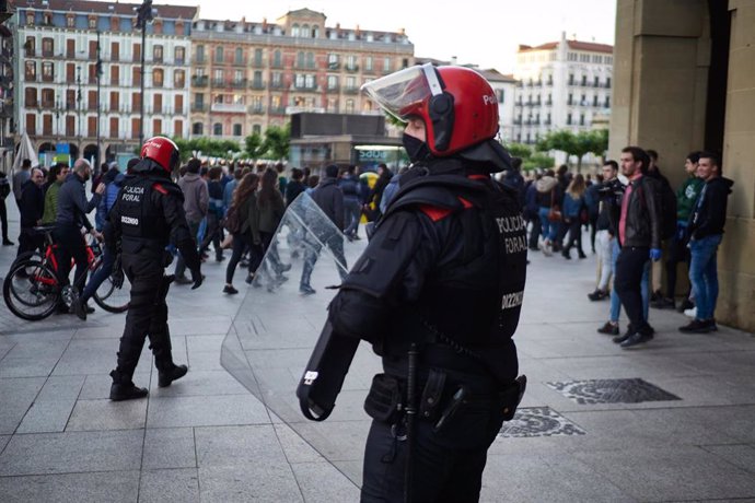 Varios Policías Forales antidisturbios regulan y vigilan la concentración ilegal celebrada por las calles de Pamplona en favor del preso de ETA Patxi Ruiz