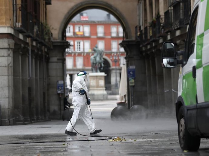 Un trabajador de la limpieza desinfecta las calles de la Plaza Mayor de la capital