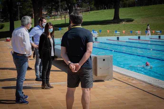 El director general de Deportes de la Generalitat, Gerard Figueras; la consellera de la Presidencia y portavoz de la Generalitat, Meritxell Budó; y el director del CAR Sant Cugat, Ramón Terrassa, en una piscina donde entrenan nadadores del CAR Sant Cugat