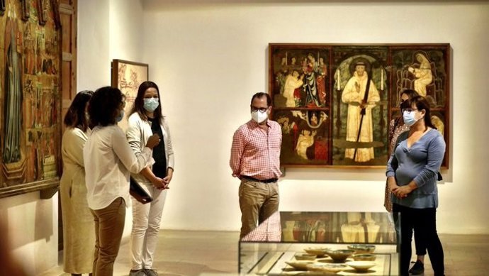 Visita de la presidenta del Consell, Catalina Cladera; de la vicepresidenta de la institución insular, Bel Busquets; y de la delegada de Cultura del Govern, Catalina Solivelles al Museo de Mallorca.