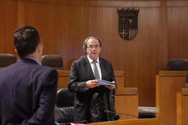 Al fondo, el consejero de Hacienda del Gobierno de Aragón, Carlos Pérez Anadón.