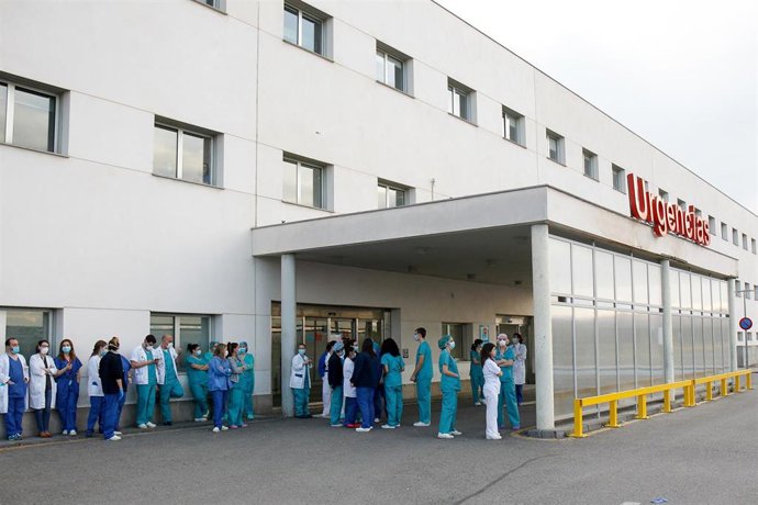 Los sanitarios se concentran en la puerta del Servicio de Urgencias antes de su homenaje diario en el Hospital Infanta Elena de Valdemoro como consecuencia de la pandemia de coronavirus en Valdemoro, Madrid, España, a 13 de abril de 2020.