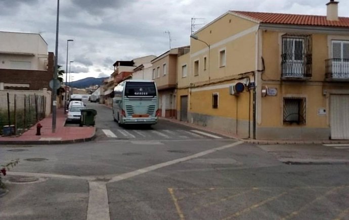 Autobús en el que viajan los 15 vecinos de Totana que tuvieron contacto con alguno de los seis contagiados la pasada semana.