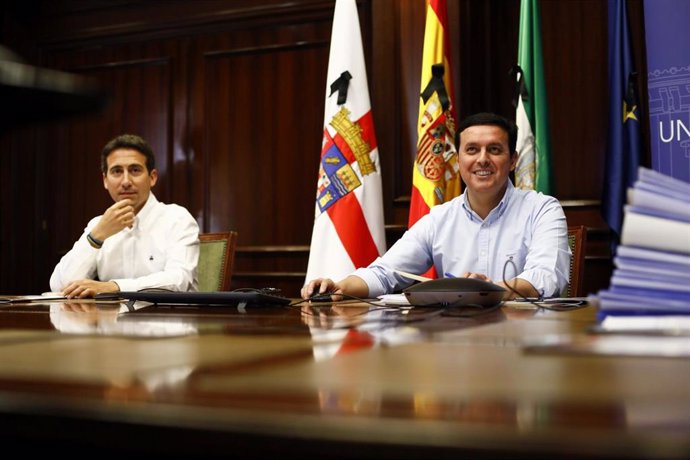 El diputado provincial Óscar Liria junto al presidente de la Diputación, Javier Aureliano García