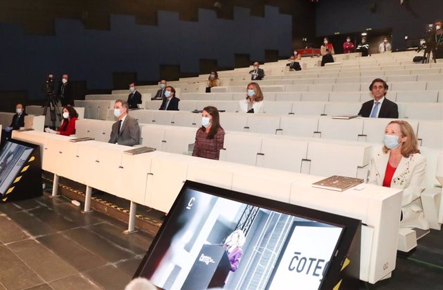 Don Felipe VI y doña Letizia durante el acto de presentación del "Informe COTEC 2020" en el que se ha celebrado una mesa sobre "innovación para la reactivación económica"