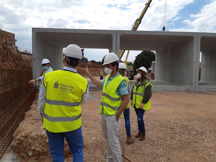 El conseller insular de Movilidad e Infraetsructuras, Iván Sevillano, ha visitado este lunes las obras en el Torrent Gros.