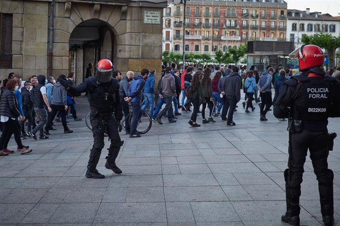 Varios Policías Forales antidisturbios regulan y vigilan la concentración ilegal celebrada por las calles de Pamplona en favor del preso de ETA Patxi Ruiz, quien se encuentra en huelga de hambre hasta que se le realice la prueba del COVID-19 en la cárce
