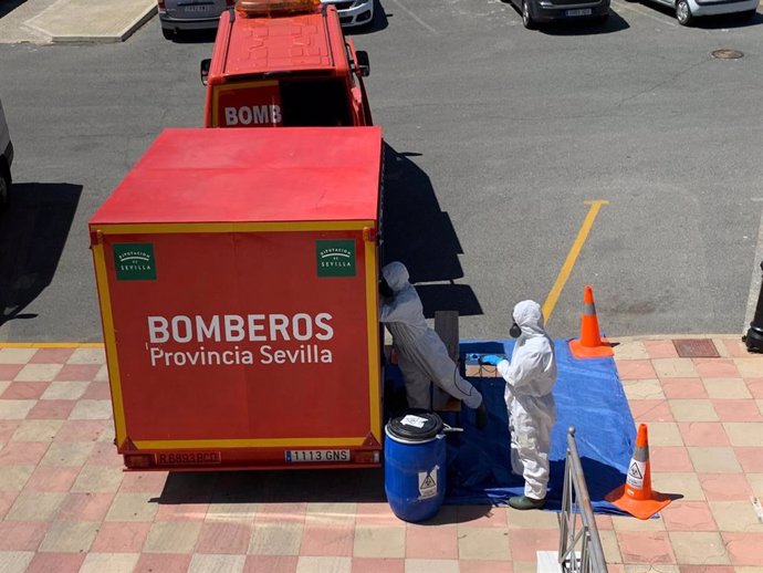 Bomberos del Sistema Provincial de Sevilla desinfectan residencias y espacios públicos en diversas localidades.