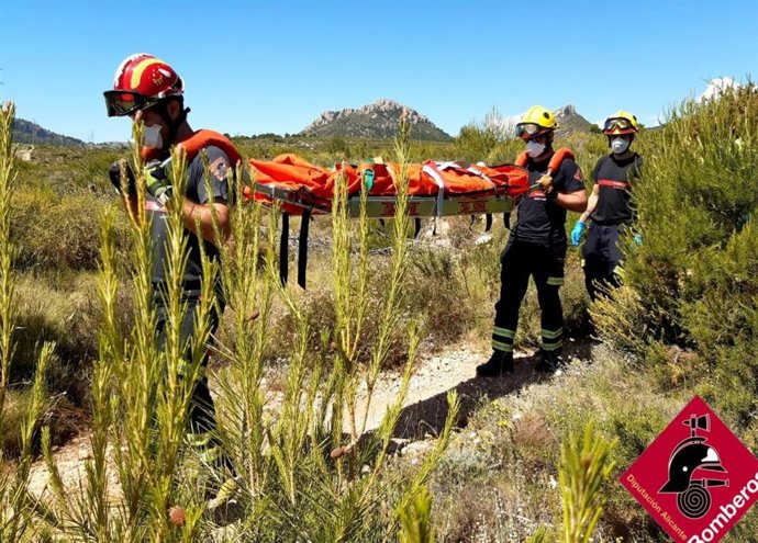 Los bomberos trasladan a la mujer.