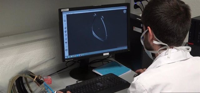 Un miembro del equipo de la Unidad de Impresión 3D del Hospital Gregorio Marañón diseña un modelo de pantalla protectora ante el coronavirus.