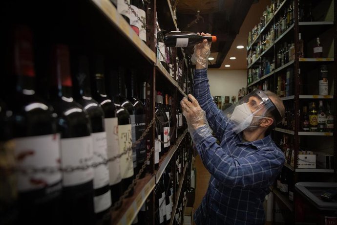 Xavier, propietario de la bodega El Celler (Calle Craywinckel), donde atiende con cita previa a sus clientes desde el pasado 4 de mayo durante la Fase 0 de la Desescalada, a 15 de mayo de 2020.