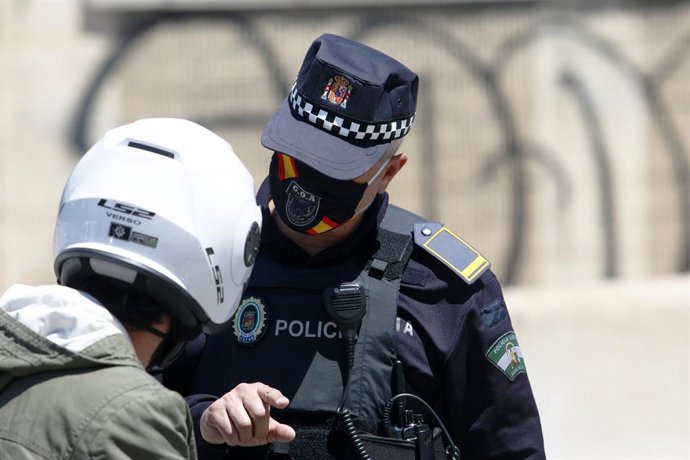 Policía Local de Málaga realiza controles de carreteras  por el decreto de Estado de Alarma a causa del COVID-19. Málaga a 30 de abril del 2020