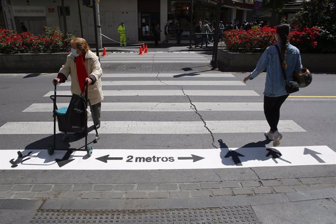 Nuevas señalizaciones en las calles de Granada al entrar en la Fase 1 de la desescalada frente al coronavirus. Granada a 18 de mayo del 2020