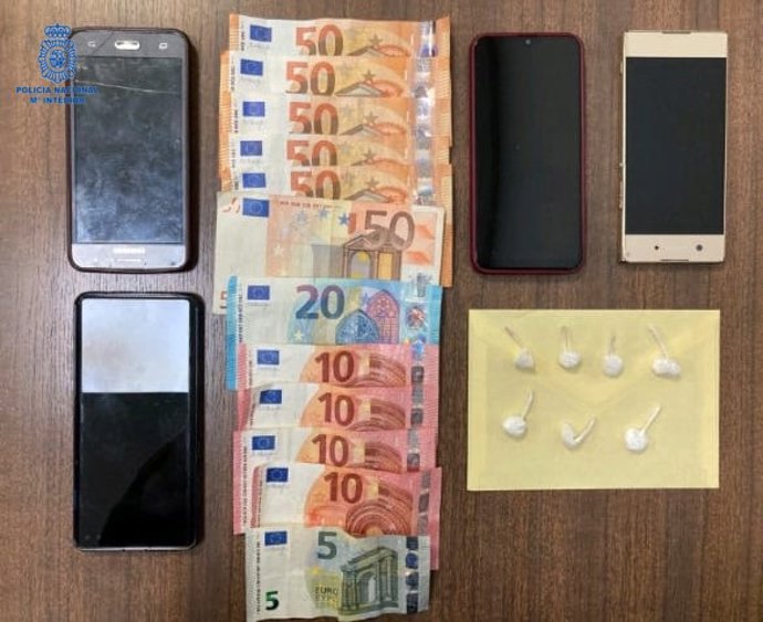 Pertenencias de las mujeres detenidas por portar siete envoltorios con cocaína