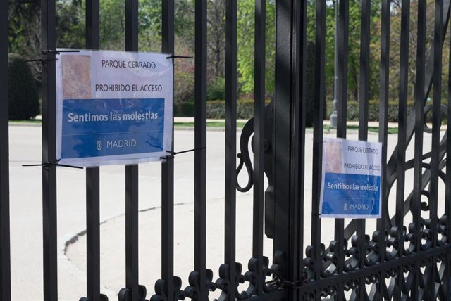 Carteles de 'Prohibido el paso' colgados en una de las entradas de El Retiro