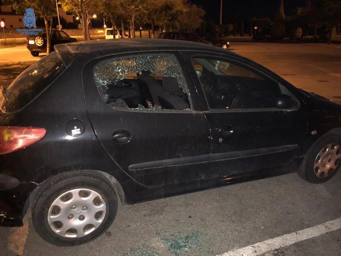 Coche con una ventanilla rota por el joven detenido en Palma por la Policía Nacional.
