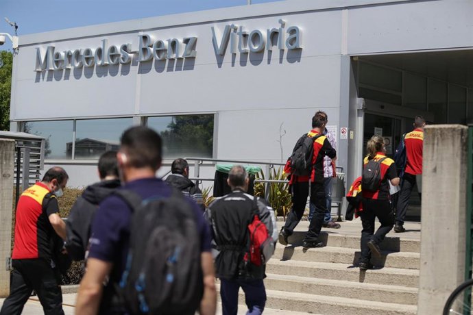 Trabajadores de la planta de Mercedes-Benz de Vitoria entran a las instalaciones tras la reanudación este lunes de la actividad de sus tres turnos de producción. La entrada ha sido ágil y sin aglomeraciones. En Vitoria (Álava), a 18 de mayo de 2020.