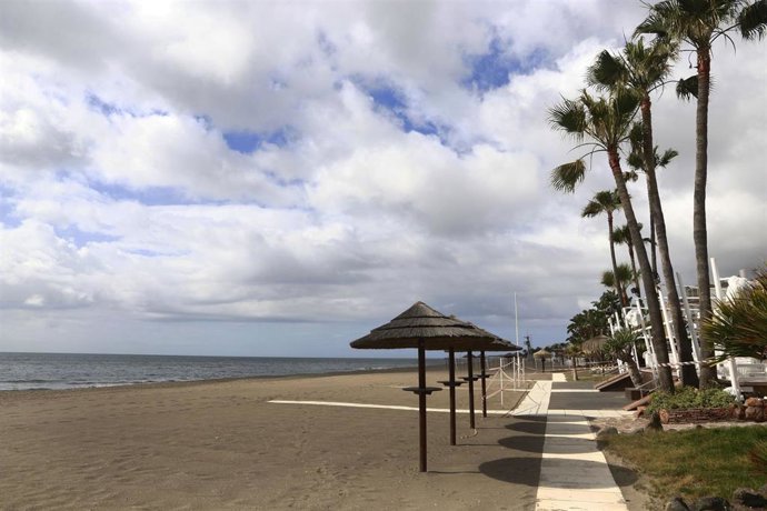 Vistas del paseo marítimo de La Carihuela en Torremolinos