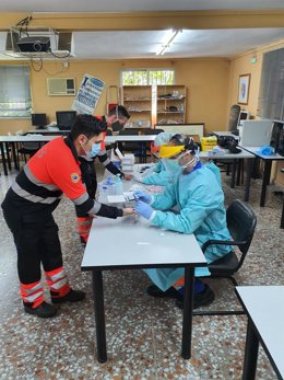 Realización de test para detectar covid-19 entre técnicos de emergencias sanitarias