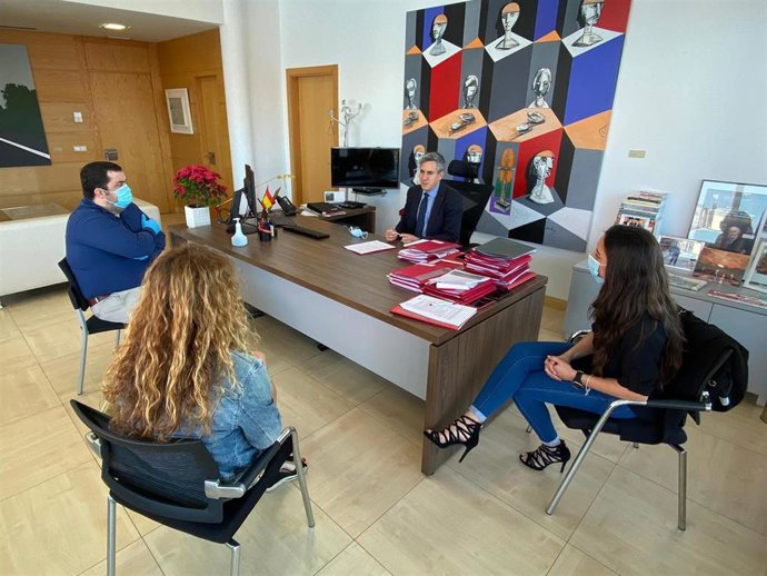 Zuloaga con representantes de la asociación de autoescuelas