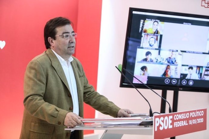 El secretario general del PSOE extremeño, Guillermo Fernández Vara, en rueda de prensa