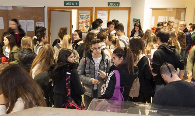 Aglomeración de estudiantes en la Universidad de Cantabria tras realizar una de las pruebas de la antigua Selectividad.
