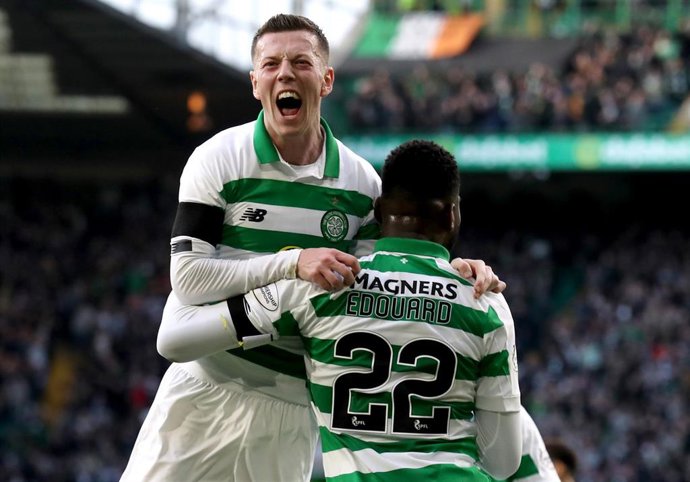 Odsonne Edouard y Callum McGregor celebran un gol del Celtic ante el Glagow Rangers