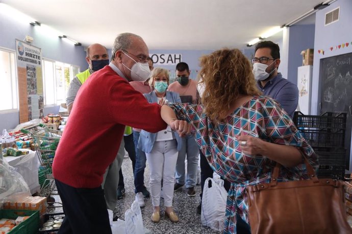 El alcalde de Málaga visita la sede de OSAH en el distrito Cruz de Humilladero