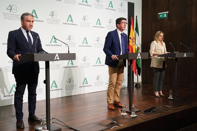 De izquierda a derecha, los consejeros Elías Bendodo, Juan Marín y Marifrán Carazo, en la rueda de prensa posterior al Consejo de Gobierno andaluz.