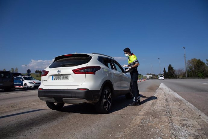 Un agent dels Mossos d'Esquadra protegit amb una mascarilla en un control en el peatge de La Roca del Valls, a La Roca del Valls/Barcelona/Catalunya (Espanya) a 9 d'abril de 2020.