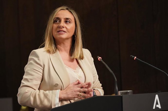 La consejera de Fomento, Infraestructuras y Ordenación del Territorio, Marifrán Carazo, en rueda de prensa tras el Consejo de Gobierno.