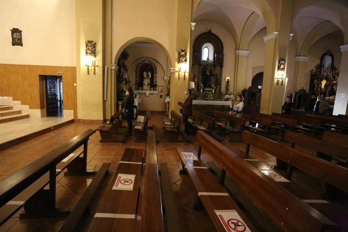 Imagen de recurso de varios carteles prohíben sentarse en los bancos de la iglesia.