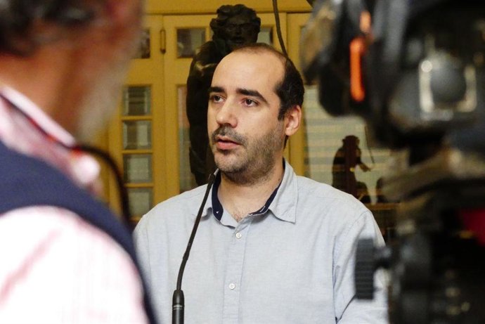 El secretario de Organización de Podemos Baleares, Alejandro López, atiende a los medios de comunicación.