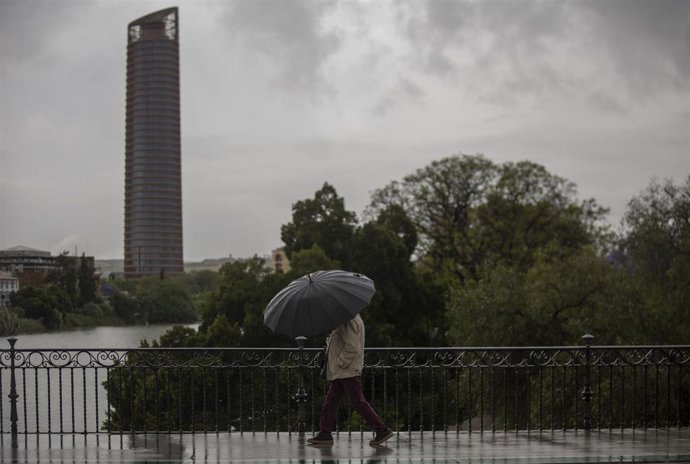 Un hombre cruza el puente hacia Triana