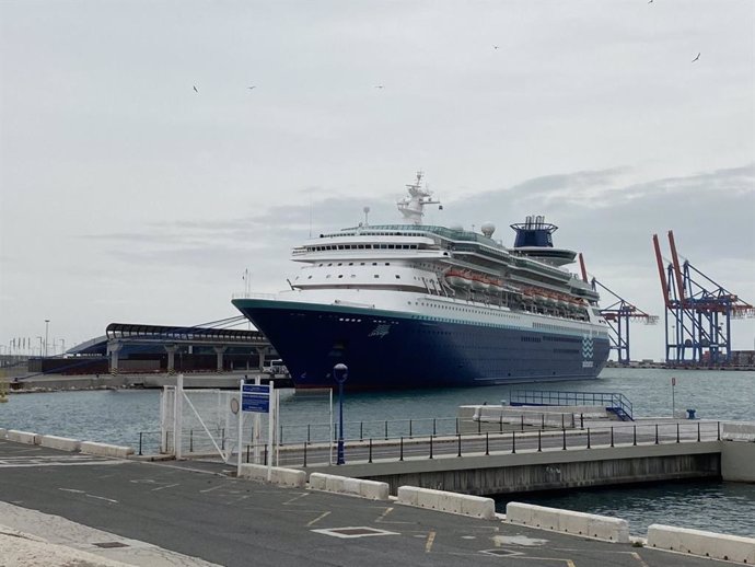 El buque Sovereign de Pullmantur, con tripulación a bordo, ha permanecido atracado en el puerto de Málaga durante casi dos meses de pandemia por el COVID-19