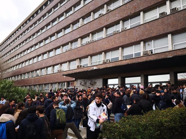 Personas esperando para el examen del MIR en la Facultad de Física de la UB