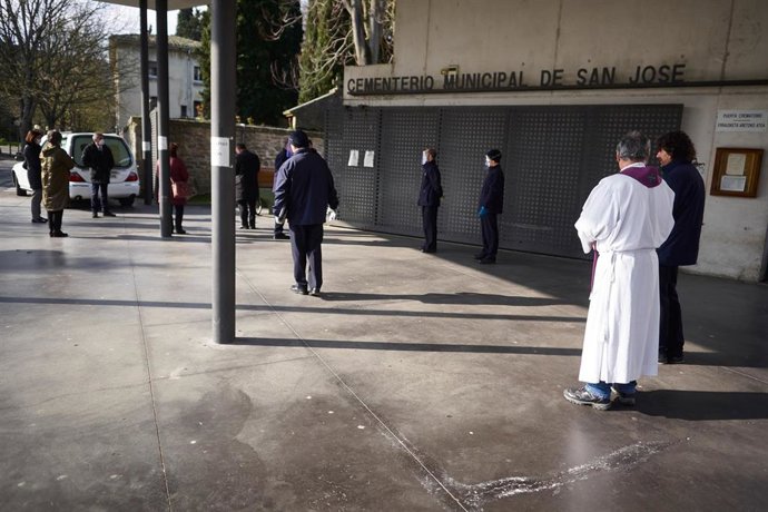Un sacerdote camina  para velar a las personas fallecidas por las instalaciones del cementerio Municipal de San José en Pamplona (Navarra)