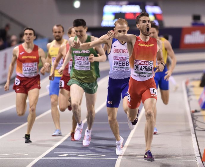 Alvaro de Arriba celebra su victoria en la final de loss 800 metros de los Europeos en Pista Cubierta de Glasgow de 2019