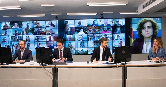 El líder del PP, Pablo Casado, preside una reunión con los grupos del PP en  el Congreso, Senado y Parlamento Europeo. Le acompañan en la sede del PP, Teodoro García Egea, Javier Maroto y Cayetana Álvarez de Toledo. En Madrid, a 18 de mayo de 2020.