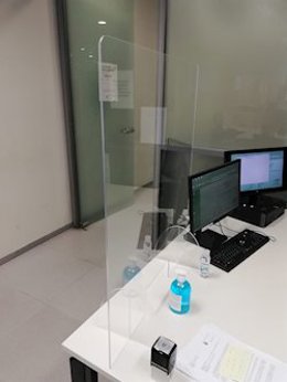 Imagen de archivo de las mamparas instaladas por la Junta en los juzgados para evitar el contacto entre funcionarios y ciudadanos. 