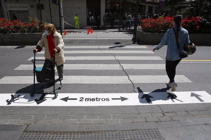 Nueva señalizacion para peatones en Granada en la Fase 1 de la desescalada frente al coronavirus