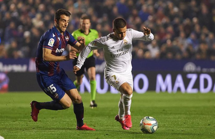 Eden Hazard intenta marcharse de Sergio Postigo en el Levante-Real Madrid de LaLiga Santander 2019-2020
